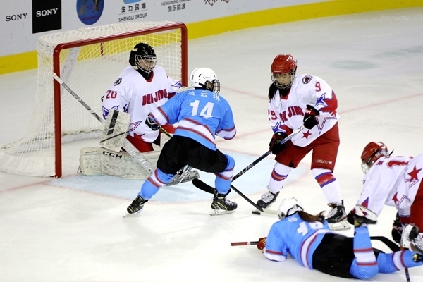 廣東隊(duì)球員與北京隊(duì)球員禁區(qū)混戰(zhàn)。人民網(wǎng)記者 胡雪蓉攝