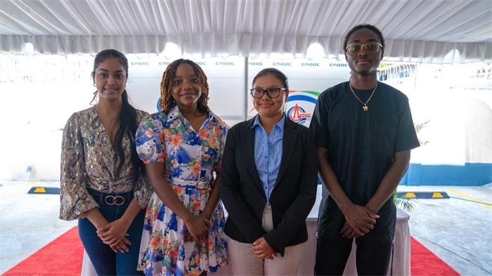 四名獲得中海油獎學金的學生合影。中海油圭亞那有限公司供圖