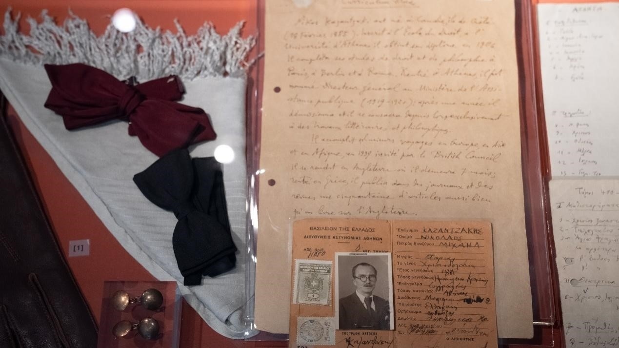 卡贊扎基斯的法語簡歷。人民網(wǎng)記者 葛泰佚攝