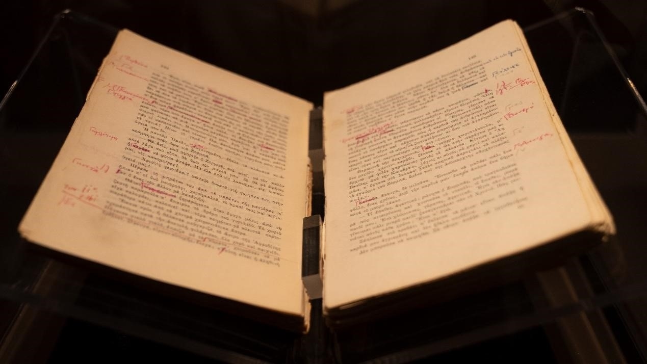 《希臘人左巴》初印后，卡贊扎基斯的修改批注。人民網(wǎng)記者 葛泰佚攝