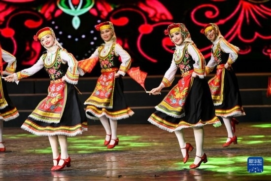 7月21日，哈薩克斯坦薩爾塔納國家舞蹈團的演員在演出。