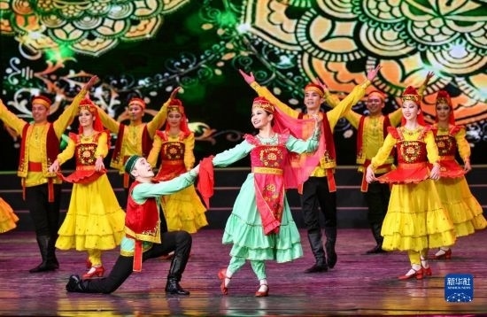 7月21日，哈薩克斯坦薩爾塔納國家舞蹈團的演員在演出。