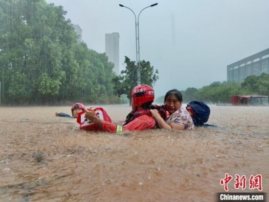 湖北咸寧暴雨引發(fā)內(nèi)澇， 消防營救民眾 朱燕林 攝