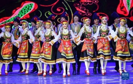 7月21日，哈薩克斯坦薩爾塔納國家舞蹈團的演員在演出。