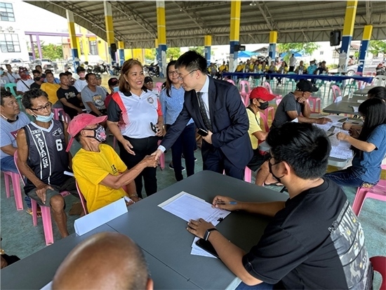 中方與菲方一道將中國(guó)援菲化肥分發(fā)至菲農(nóng)戶手中。中國(guó)駐菲律賓大使館供圖