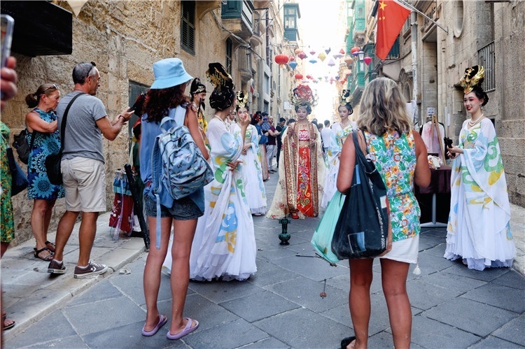 圖為花燈點亮儀式現(xiàn)場。 馬耳他中國文化中心供圖