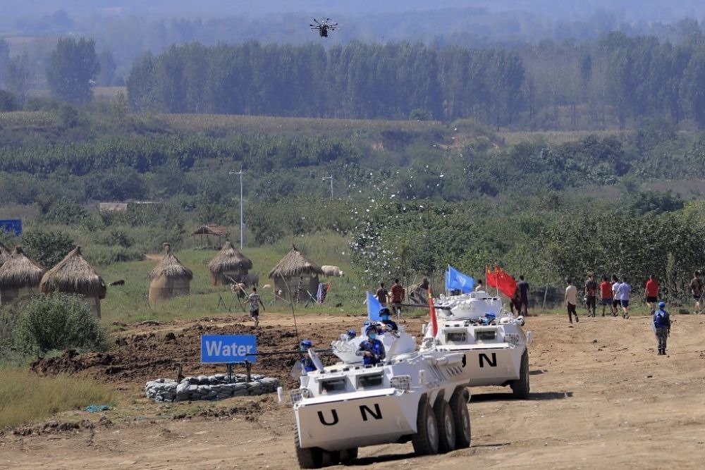 ↑2021年9月15日，在“共同命運-2021”國際維和實兵演習(xí)綜合演練中，維和分隊采用無人機拋撒傳單宣傳和平理念。新華社記者 劉芳 攝