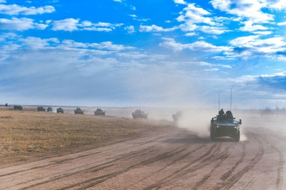 ↑陸軍第81集團(tuán)軍某旅“松骨峰特功連”隨所在營進(jìn)行長途機動（2022年4月12日攝）。新華社發(fā)（李乃超 攝）