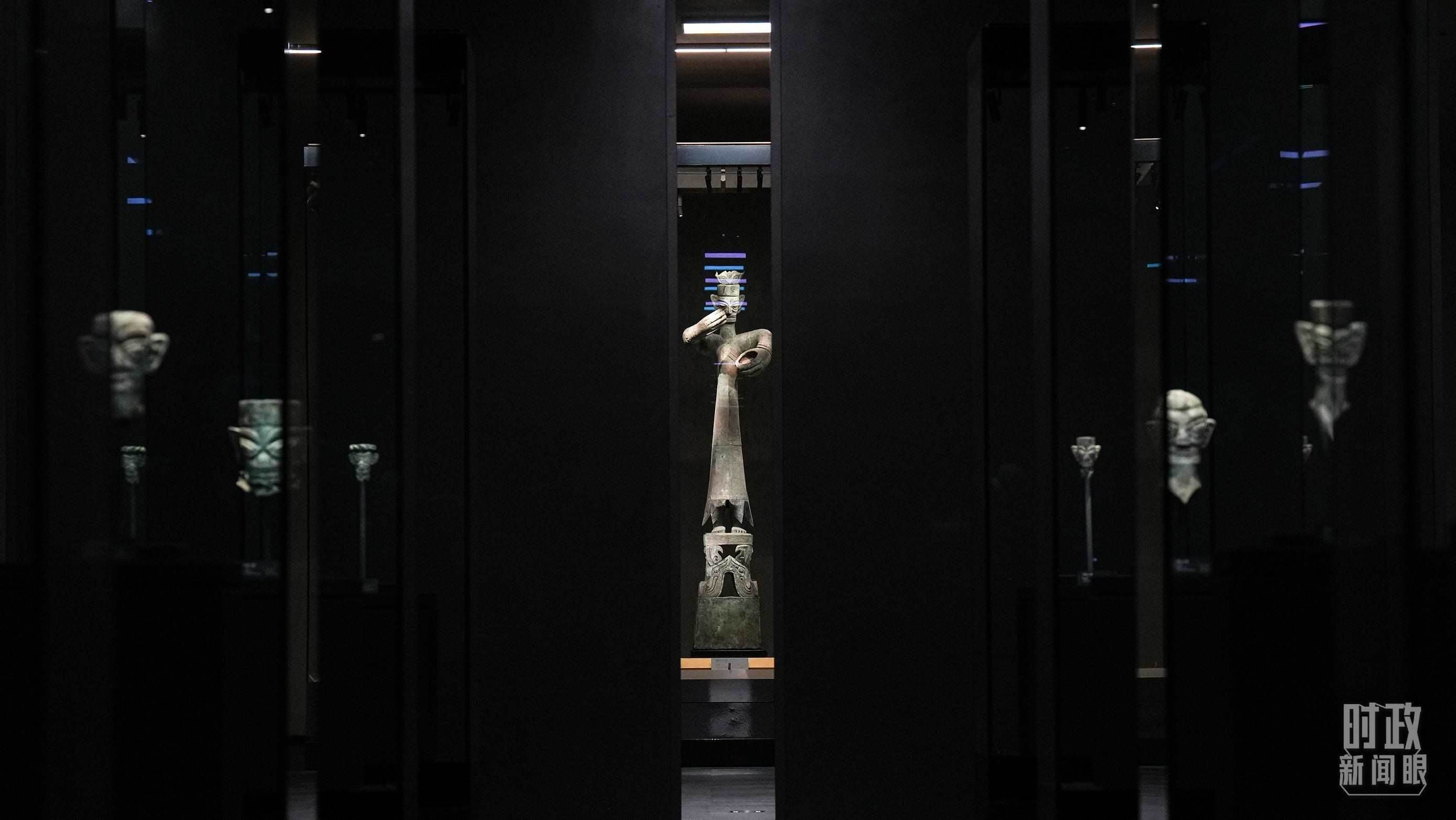 △三星堆出土的青銅大立人像。（總臺國廣記者李晉拍攝）