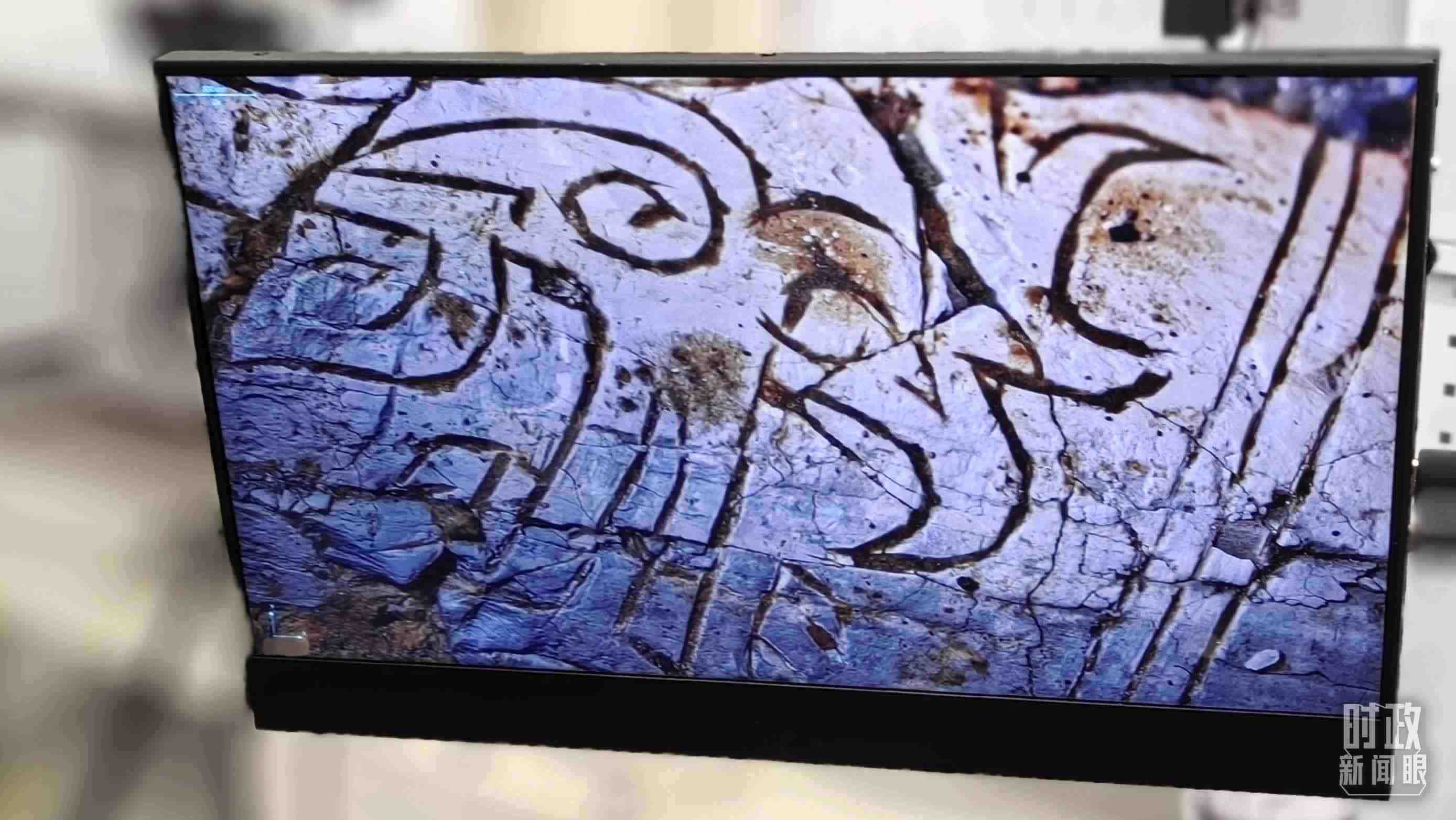 △顯微鏡下，三星堆文物的紋路清晰可見。（總臺央視記者王萌萌拍攝）