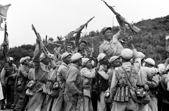 這是中國(guó)人民志愿軍和朝鮮人民軍一起歡慶戰(zhàn)斗勝利。新華社發(fā)（資料照片）
