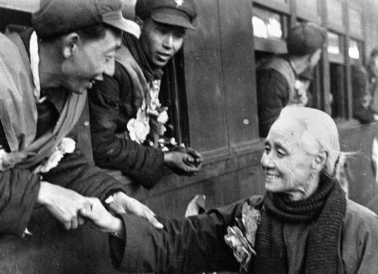 全國(guó)的鐵路工人們，一批批地志愿前往朝鮮前線工作，這是隴海路的鐵路工人魏志杰在臨行時(shí)和他母親告別的情形。新華社發(fā)（資料照片）