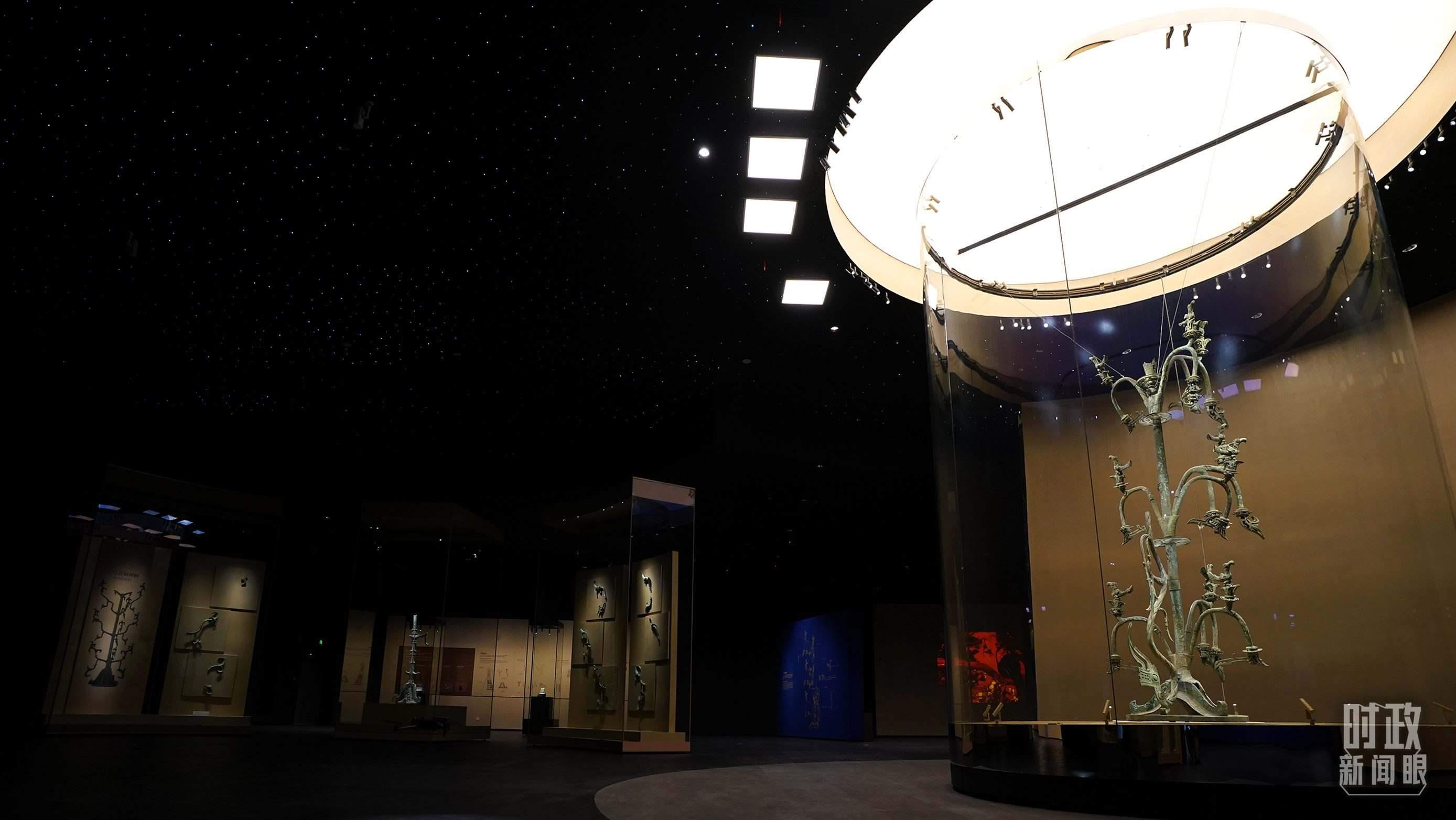 △三星堆出土的青銅神樹。（總臺國廣記者李晉拍攝）