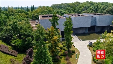 △2021年正式投入使用的三星堆文物保護(hù)修復(fù)館，堅(jiān)持保護(hù)修復(fù)與考古研究同步進(jìn)行，館內(nèi)分文保工作區(qū)和參觀區(qū)。