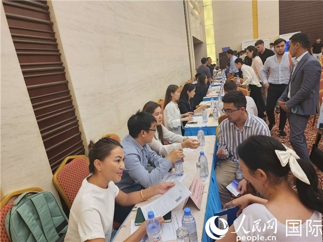 圖為中企代表與哈留華畢業(yè)生現(xiàn)場(chǎng)交流。人民網(wǎng)記者 李強(qiáng)攝