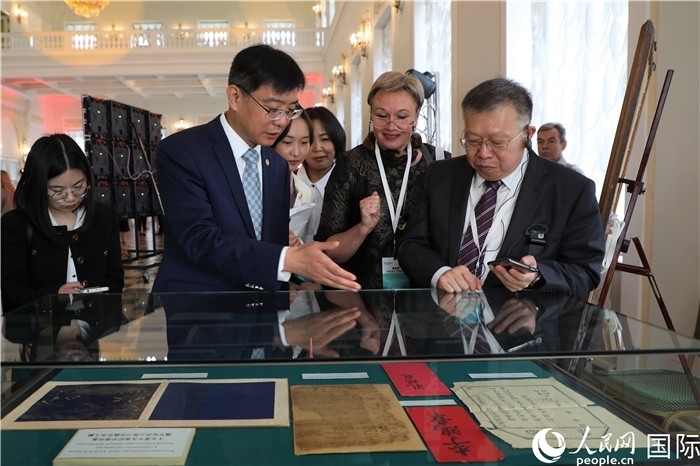 中俄圖書(shū)館論壇嘉賓共同參觀由俄羅斯國(guó)立列寧圖書(shū)館舉辦的館藏中國(guó)古籍善本圖書(shū)展。人民網(wǎng)記者 隋鑫攝）