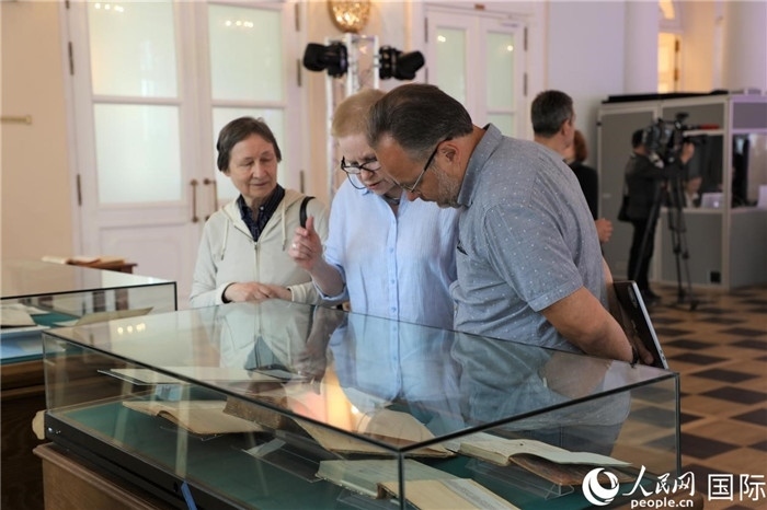 中俄圖書(shū)館論壇嘉賓共同參觀由俄羅斯國(guó)立列寧圖書(shū)館舉辦的館藏中國(guó)古籍善本圖書(shū)展。人民網(wǎng)記者 隋鑫攝