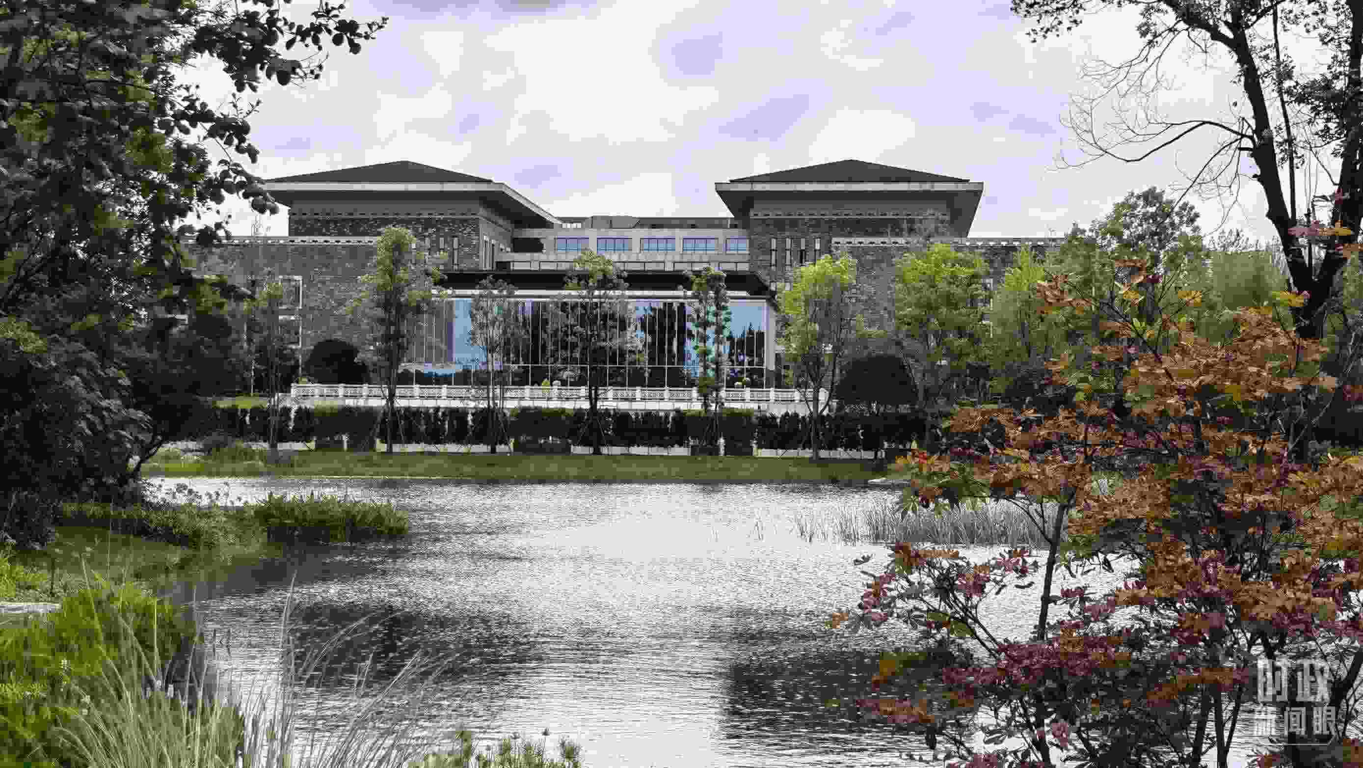 當(dāng)天，中印尼兩國(guó)元首在“錦蓉莊”舉行會(huì)見(jiàn)。（總臺(tái)央視記者韓銳拍攝）