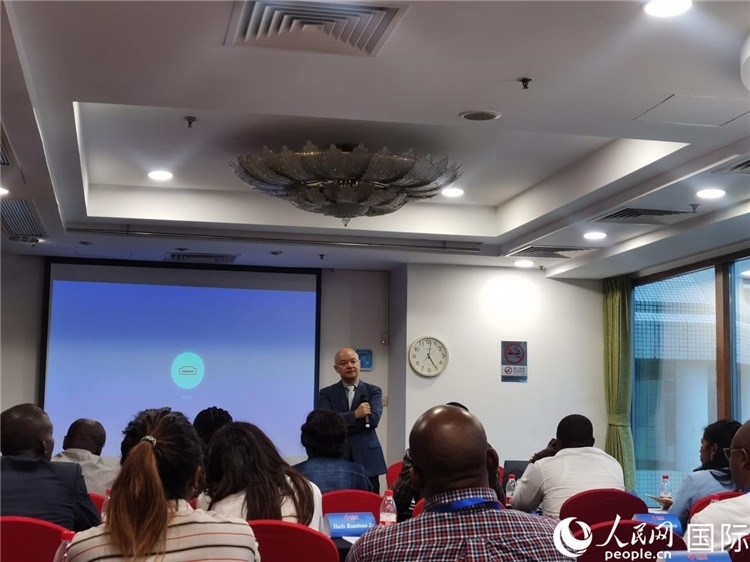 王鯤與研修班學(xué)員互動交流。 人民網(wǎng) 孫鴻宇攝