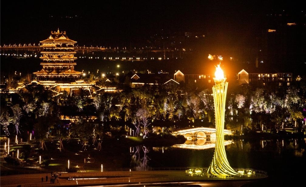 這是7月28日拍攝的成都大運(yùn)會(huì)主火炬。新華社記者曹祎銘攝