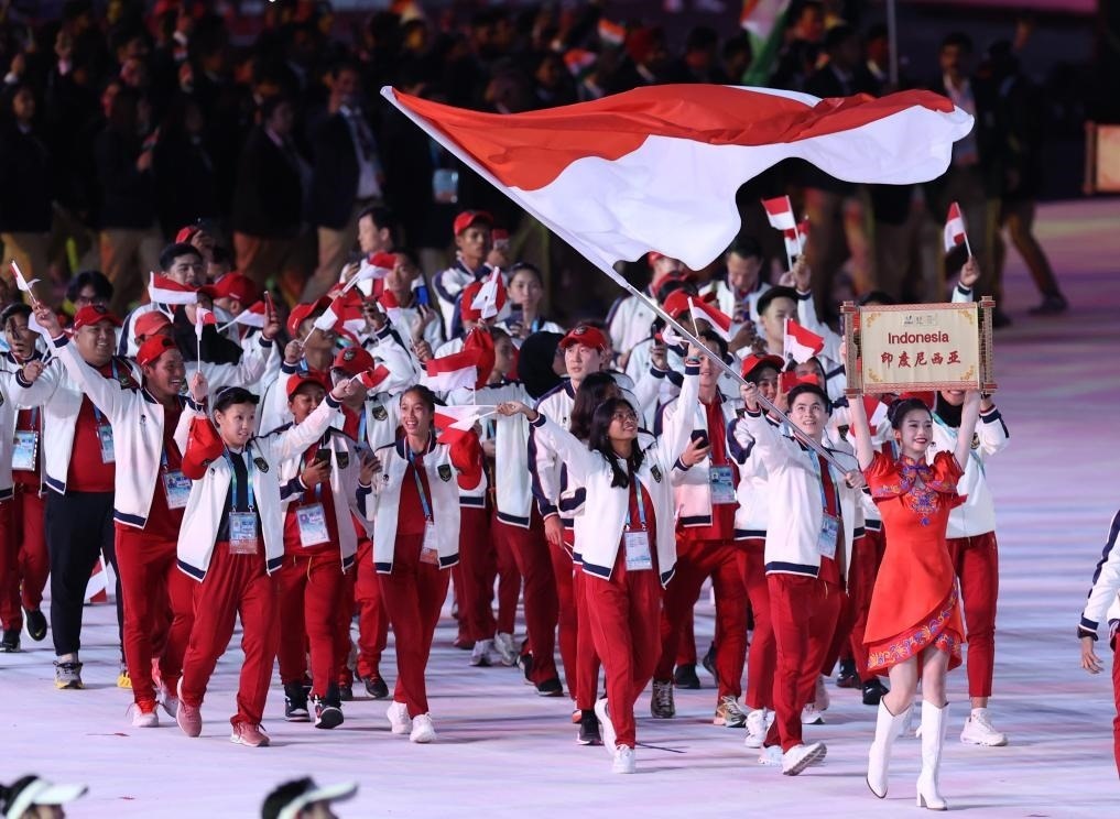 7月28日，印度尼西亞大學(xué)生體育代表團(tuán)在開幕式上入場(chǎng)。新華社記者張麗蕓攝