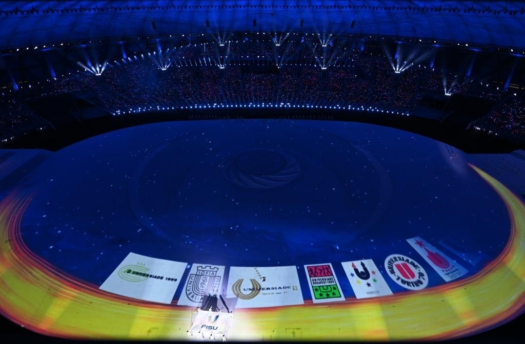 7月28日，國(guó)際大學(xué)生體育聯(lián)合會(huì)會(huì)旗在開幕式上入場(chǎng)。新華社記者劉磊攝