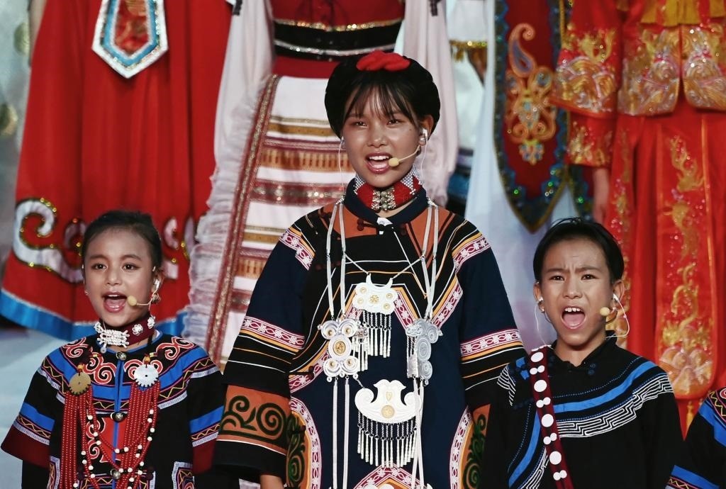 7月28日，吉好有果（中）在開幕式上表演。新華社記者陳澤國(guó)攝