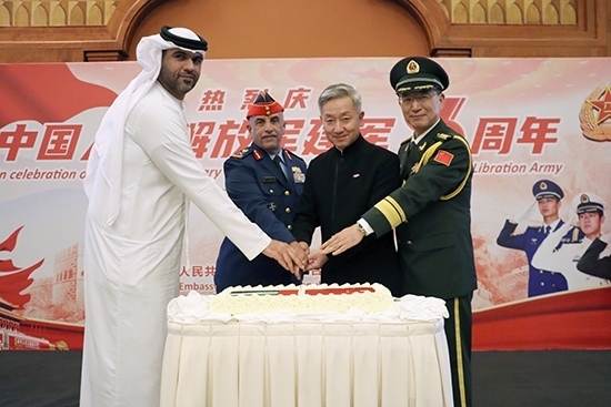 圖為招待會(huì)上中阿嘉賓合影。中國(guó)駐阿聯(lián)酋大使館供圖