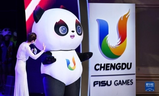 7月29日，成都大運(yùn)會(huì)吉祥物“蓉寶”在聯(lián)歡會(huì)現(xiàn)場(chǎng)。新華社記者 張端 攝