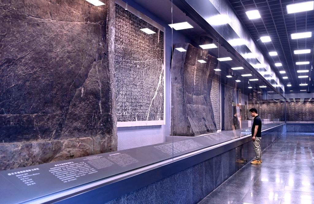 近日拍攝的陜西省漢中市博物館“石門(mén)十三品”陳列室。新華社記者 劉瀟 攝