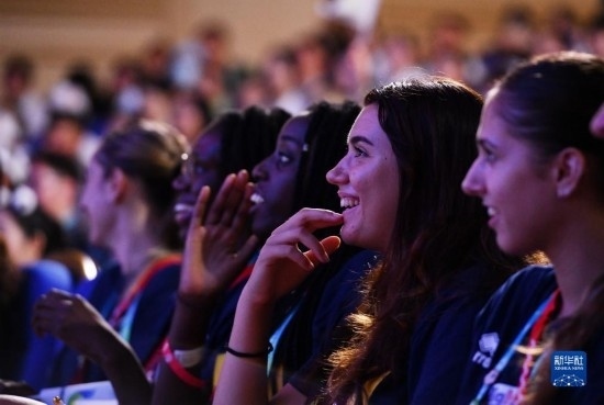 7月29日，外國(guó)運(yùn)動(dòng)員在聯(lián)歡會(huì)現(xiàn)場(chǎng)觀(guān)看節(jié)目。新華社記者 張端 攝