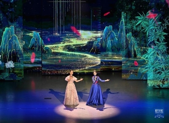 7月29日，演員在聯(lián)歡會(huì)現(xiàn)場(chǎng)演唱。新華社記者 蔡湘鑫 攝