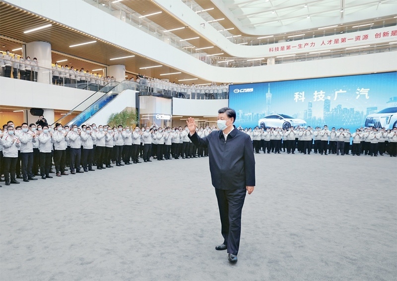 2023年4月10日至13日，中共中央總書記、國家主席、中央軍委主席習(xí)近平在廣東考察。這是12日下午，習(xí)近平在廣汽研究院向職工們揮手致意。 新華社記者 鞠鵬/攝