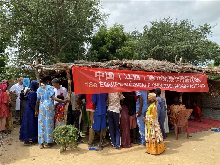 圖為草棚下的就診患者。中國駐乍得醫(yī)療隊供圖