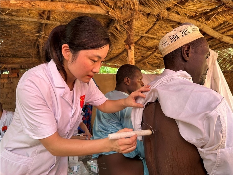 圖為吉安市中心人民醫(yī)院中醫(yī)科副主任醫(yī)師王李妮為患者進(jìn)行針灸治療。中國駐乍得醫(yī)療隊提供