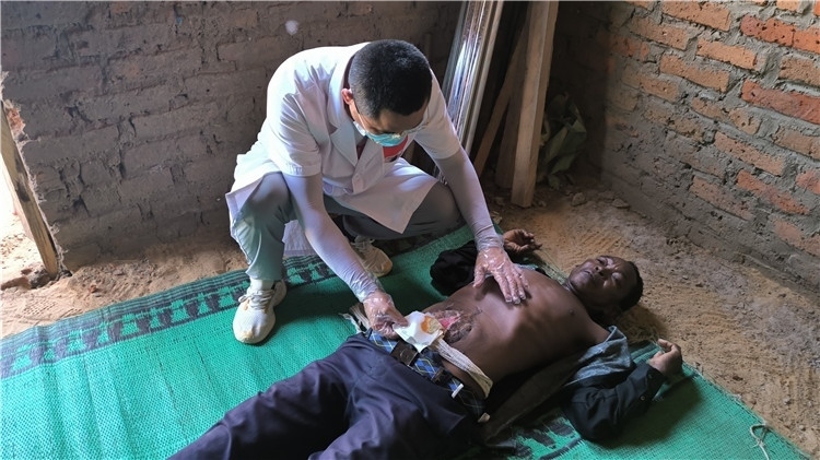 圖為南昌大學(xué)第二附屬醫(yī)院胃腸外科主治醫(yī)師周智勇檢查切口疝患者。中國駐乍得醫(yī)療隊供圖