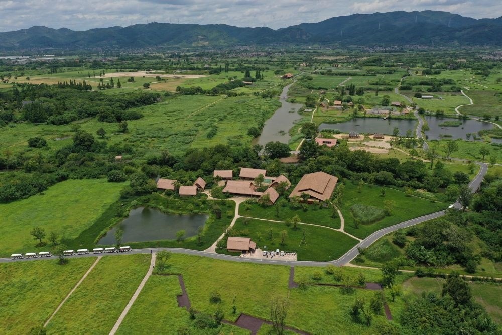 這是在浙江省杭州市余杭區(qū)拍攝的良渚古城遺址公園（2022年7月6日攝，無人機(jī)照片）。新華社記者 黃宗治 攝