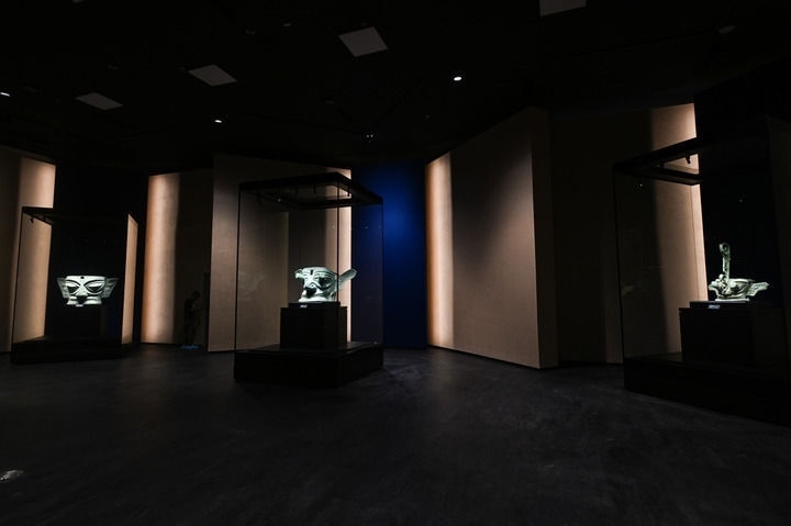 7月26日在三星堆博物館新館拍攝的展品。新華社記者 王曦 攝