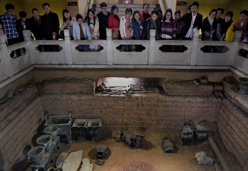 游客在河南安陽殷墟宮殿宗廟遺址內(nèi)的婦好墓參觀（2018年10月12日攝）。新華社記者 李安 攝