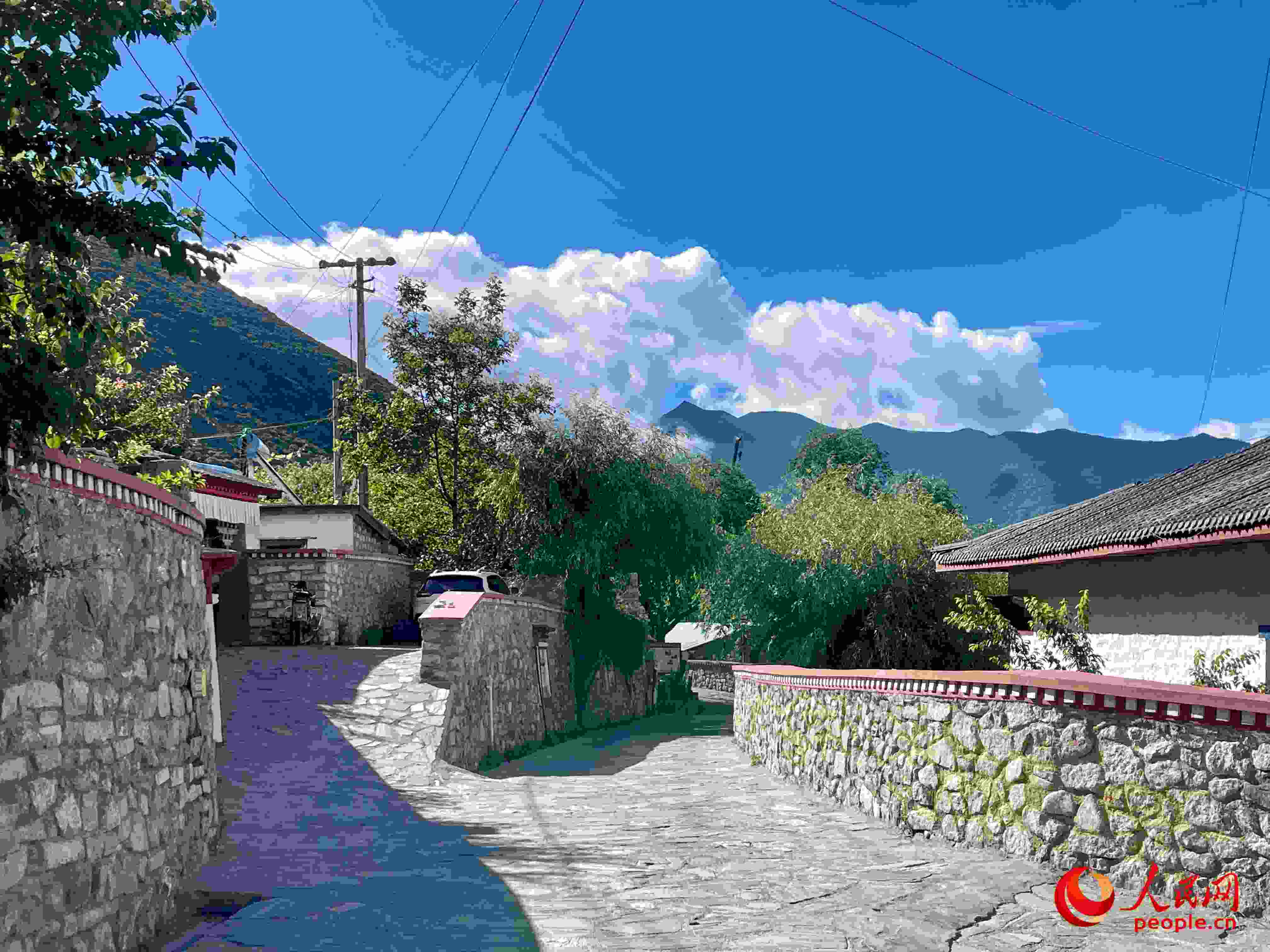 嘎拉村的村貌。人民網(wǎng) 周靜圓攝
