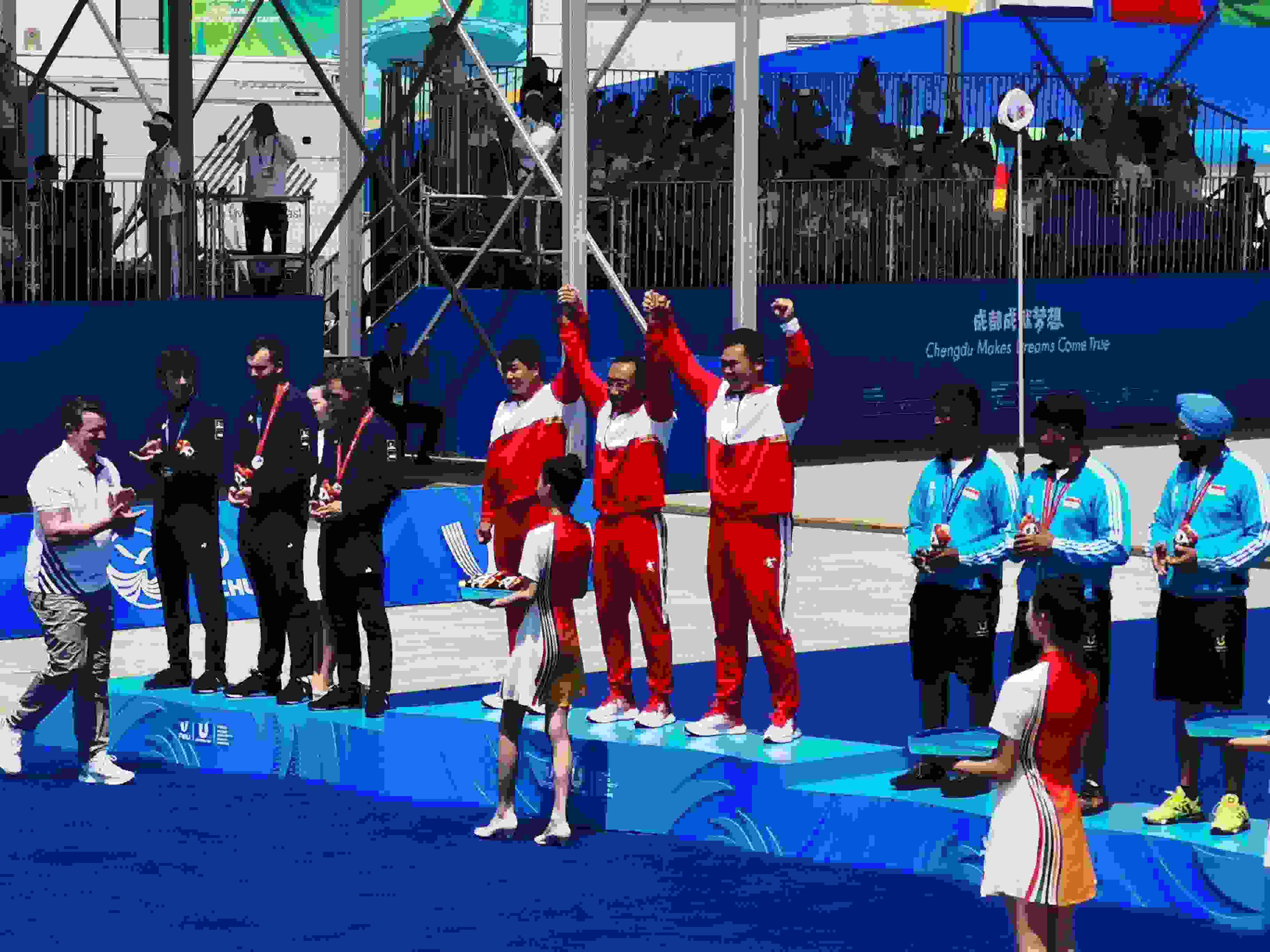 7月30日，在成都大運(yùn)會(huì)男子復(fù)合弓團(tuán)體頒獎(jiǎng)儀式中，中國(guó)隊(duì)?wèi)c祝奪得冠軍。 人民網(wǎng)記者 楊磊攝