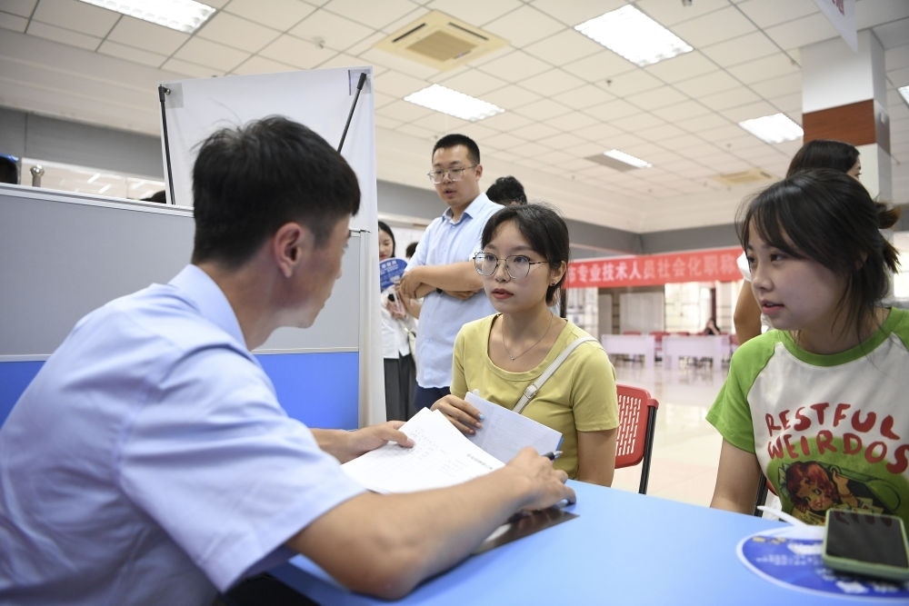 2023年7月29日，“揚(yáng)就業(yè)之帆，啟夢想之旅”2023年寧夏（銀川）離校未就業(yè)高校畢業(yè)生招聘會在寧夏（銀川）人力資源服務(wù)產(chǎn)業(yè)園舉行。求職者（右）在招聘會現(xiàn)場與用人單位交流。新華社記者 馮開華 攝