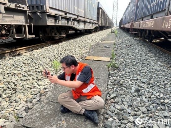 記者在成都北編組站編組場(chǎng)拍攝。人民網(wǎng)記者 王紹紹攝