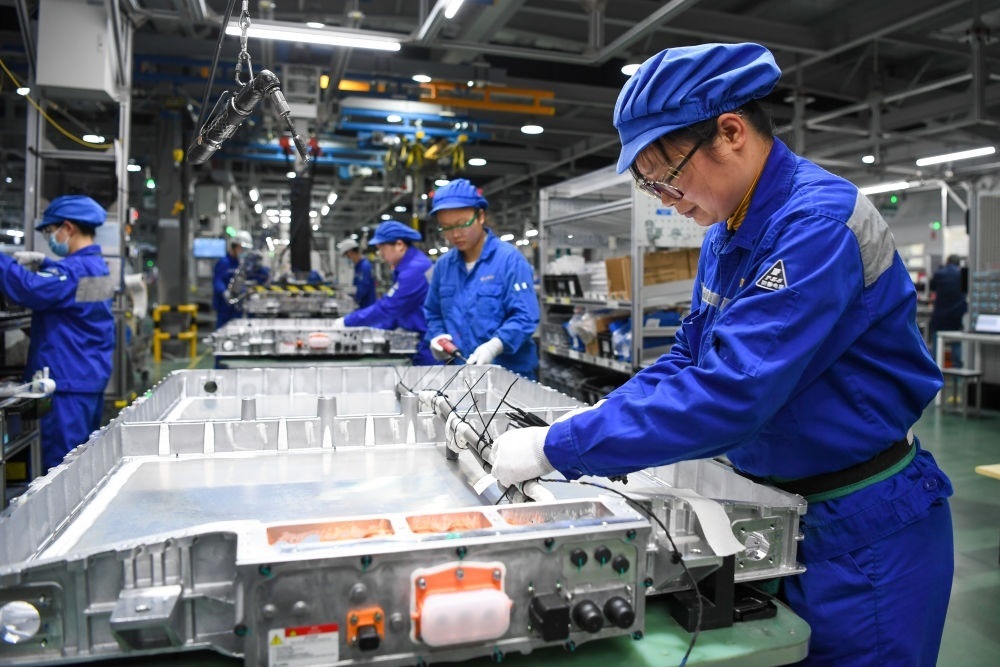 在位于江蘇常州溧陽的上汽時(shí)代動力電池系統(tǒng)有限公司，工人在車間進(jìn)行電池生產(chǎn)（2023年2月16日攝）。常州市擁有鋰電池電芯及配套生產(chǎn)企業(yè)120余家，動力電池產(chǎn)業(yè)2022年實(shí)現(xiàn)產(chǎn)值超1700億元。新華社記者 李博 攝
