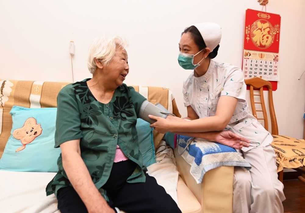 河北廊坊三河市燕達(dá)金色年華健康養(yǎng)護(hù)中心醫(yī)務(wù)人員為入住老人測量血壓（2023年7月20日攝）。新華社記者 朱旭東 攝