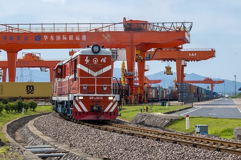 △2023年7月25日，在浙江省金華市華東國際聯(lián)運(yùn)港，一輛“義新歐”中歐班列裝載著110個(gè)標(biāo)箱日用百貨、家用電器、家裝材料等貨物，啟程駛向哈薩克斯坦。