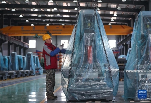 工人在阜新勁達(dá)精密機(jī)械有限公司生產(chǎn)車間工作。新華社記者龍雷攝