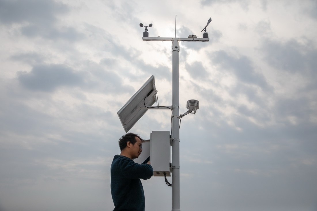 在北大荒集團閆家崗農(nóng)場有限公司農(nóng)業(yè)現(xiàn)代化示范區(qū)，工作人員在調(diào)試氣象設備（4月27日攝）。新華社記者 張濤 攝