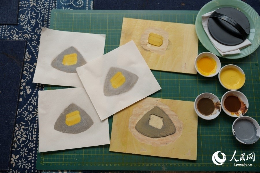 圖為丁未堂創(chuàng)作的木版畫及木版。人民網(wǎng)記者 張若涵攝