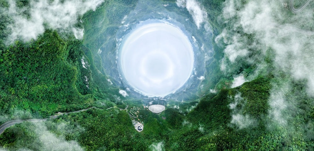 6月22日拍攝的“中國天眼”全景（維護保養(yǎng)期間拍攝，無人機全景拼接照片）。新華社記者 歐東衢 攝